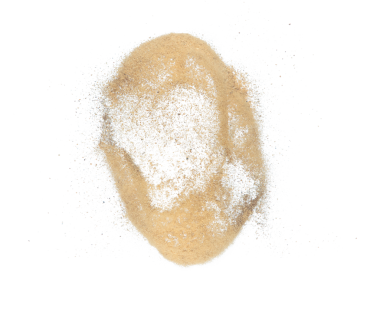 Kum patlaması, altın kum dalgası patlaması. Soyut kum bulutu sineği. Sarı renkli kum damlaları içine hava atıyor. Beyaz arka plan izole edilmiş yüksek hız deklanşörü, dondurma hareketi atıyor