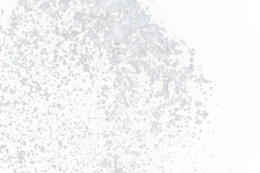 Düşen karların fotoğrafı, büyük, büyük, büyük kar yağışları. Siyah arkaplandaki dondurucu çekim izole edildi. Yumuşak beyaz kar taneleri bulutları havada uçuşuyor. Gerçek Kar yüksek hız kepengi