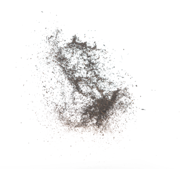 Siyah kurutulmuş çay patlamış. Küçük ölçekli çay yaprağı uçan patlama, soyut bulut sineği. Kahverengi çay serpintisi hava veriyor. Beyaz arka plan izole edilmiş yüksek hızlı deklanşör, dondurucu fırlatma