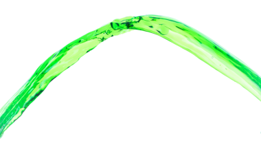 Doğadan gelen yeşil meyve suyu havaya sıçrar. Su yeşili yapraklar gökyüzünden dökülür ve saf doğal olarak arıtılır. Beyaz arkaplan üzerine su sıçrayan birçok şekil biçimi izole edildi.