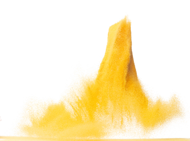 Küçük ölçekli sarı kum uçan patlama, altın rengi kum tanecikleri patlar. Soyut bulut sineği. Sarı renkli kum damlaları içine hava atıyor. Beyaz arka plan izole edilmiş yüksek hızlı deklanşör, fırlatma