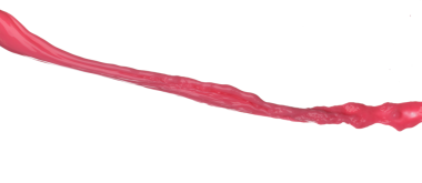 Kırmızı domatesli çilek suyu su şeklini ayarlar, kırmızı kan dalgası havaya düşer. Soyut bulut sineği, kırmızı şarap renkli sıçrama. Beyaz arkaplan izole edilmiş yüksek hızlı deklanşör, dondurucu hareket