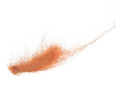 Tuğla kum patlaması, toprak kum tanecikleri patlaması. Soyut bulut sineği. Turuncu renkli kum serpintisi havayı içine atıyor. Beyaz arka plan izole edilmiş yüksek hızlı deklanşör, dondurucu fırlatma