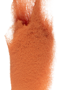 Tuğla kum patlaması, toprak kum tanecikleri patlaması. Soyut bulut sineği. Turuncu renkli kum serpintisi havayı içine atıyor. Beyaz arka plan izole edilmiş yüksek hızlı deklanşör, dondurucu fırlatma