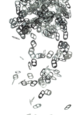 Kapaklar havada uçabilir, alüminyum kapsül düşebilir, çöp tenekesi kapağı patlamasından geri dönüşüm yapılabilir. Beyaz arkaplan izole edilmiş yüksek hız deklanşörü