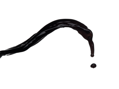 Beyaz zemin üzerine dökülen ham petrol akışı izole edilmiş. Siyah su sıvısı çizgiden aşağı düşüyor. Siyah mürekkep, kahve, dökülen damlalar altın ham petrol ya da yapışkan su gibi.