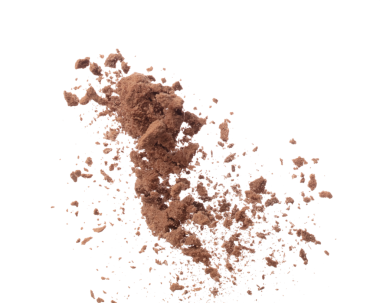 Kakao tozu havada uçuşuyor, kakao tozu havada uçuşuyor. Kakao tozu. Çikolata parçacıklı çıtır. İçine hava at. Beyaz arkaplan izole edilmiş yüksek hız deklanşörü