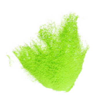 Küçük ölçekli yeşil kum uçan patlama, sebzeli kum tanecikleri patlar. Soyut bulut sineği. Yeşil renkli kum sıçraması hava veriyor. Beyaz arka plan izole edilmiş yüksek hızlı deklanşör, dondurucu fırlatma