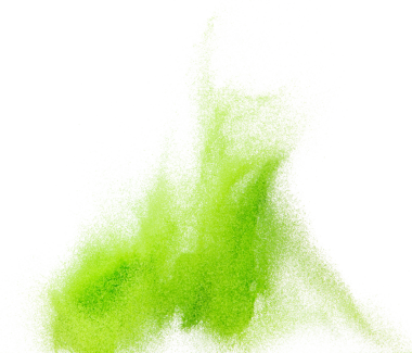 Küçük ölçekli yeşil kum uçan patlama, sebzeli kum tanecikleri patlar. Soyut bulut sineği. Yeşil renkli kum sıçraması hava veriyor. Beyaz arka plan izole edilmiş yüksek hızlı deklanşör, dondurucu fırlatma