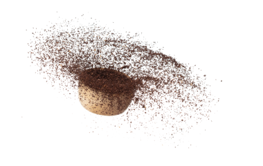 Kahve tozu, ahşap kaseye dökülür, kahve şişesi parçalanır, soyut bulut sineği uçar. Kahve tozu serpintisi havayı içine atıyor. Beyaz arkaplan izole edilmiş yüksek hızlı deklanşör, dondurucu hareket