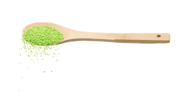 Tahta kaşıktan dökülen Sago tohumları, yüzen yeşil tahıl dalgaları, havada uçuşan soyut sinekler. Yeşil Sago tohumları maddi gıdadır. Beyaz arkaplan izole edilmiş yüksek hızlı deklanşör, dur hareketi