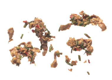 Fesleğen domuz eti tabaktan fırlıyor, fesleğen balığı soyut yüzüyor ve havada sıçrıyor. Meşhur fesleğen domuzu sağlıklı bir hazır yemektir. Beyaz arkaplan izole edilmiş yüksek hızlı deklanşör, dur hareketi fotoğrafı