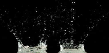 Crown sudan nesneye dalgalı hareketle kavisli düşüş patlaması yapıyor. Siyah arka plan izole. Crown Water damlacıklar ve dalgalar halinde çırpınan şekil yaratmak için nesnenin üzerine su sıçrar.. 