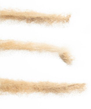 Kum patlaması, altın kum dalgası patlaması. Soyut kum bulutu sineği. Sarı renkli kum damlaları içine hava atıyor. Beyaz arka plan izole edilmiş yüksek hız deklanşörü, dondurma hareketi atıyor