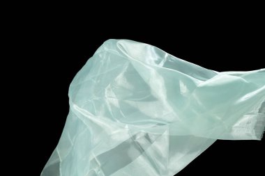 Beyaz Organza kumaşı kıvrımlı uçarken, Beyaz Organza kumaş parçası havaya uçtu. Siyah arkaplan izole hareket bulanıklığı