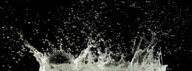 Crown sudan nesneye dalgalı hareketle kavisli düşüş patlaması yapıyor. Siyah arka plan izole. Crown Water damlacıklar ve dalgalar halinde çırpınan şekil yaratmak için nesnenin üzerine su sıçrar.. 