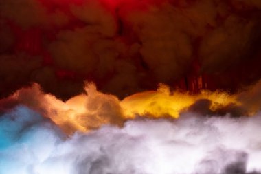 Fantezi bulutu gökyüzünde süzülüyor. Sahte bulut bir çok katman bir rüya gibi kırmızı mavi sarıyı yansıtır