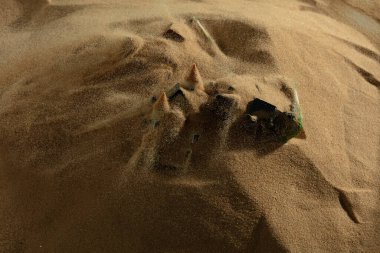 Ev kum fırtınası altında gömülü. Ev kum rüzgarı iklim değişikliği veya küresel uyarıdan zarar gördü. Nükleer tozların altında kalan evler.