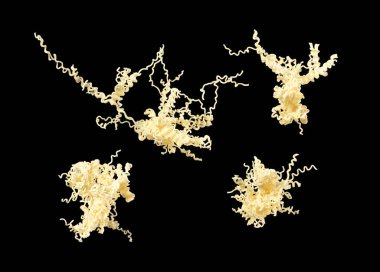 Anında havada erişteler uçuşur. Anında erişte döküldü, sıçradı. Erişte Japon çorbası Çin eriştesidir. Siyah arkaplan izole