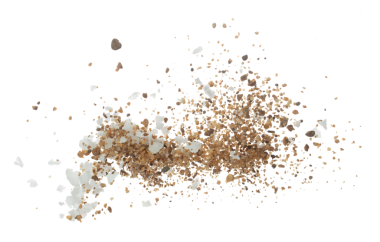 Tuz karışımı kum patlaması, büyük beyaz tuz çiçeği soyut bulut sineği patlaması. Kum tuzu havaya sıçrar, baharatlı element tasarımı. Beyaz arkaplan yüksek hız dondurma hareketini izole etti