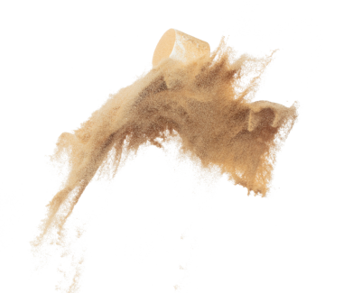 Kozmetik kabı beyaz şişe havada sıçrıyor. Nemlendirici krem şişesi patlaması kuru güneşin altında kum tozu ile uçuyor. Beyaz arkaplan yüksek hız deklanşör donması izole