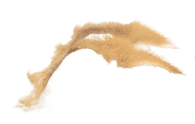 Kum patlaması, altın tahıl dalgası patlaması. Soyut bulut sineği. Sarı renkli kum damlaları içine hava atıyor. Beyaz arka plan izole edilmiş yüksek hız deklanşörü, dondurma hareketi atıyor