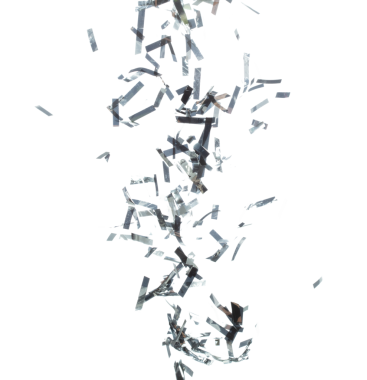 Gümüş Konfeti folyosu yere düşüyor. Gümüş Konfeti Foil patlaması, soyut bulut sineği. Birçok Parti simleri birçok grupta dağılır. Beyaz arkaplan yüksek hız deklanşör dondurma hareketini izole etti