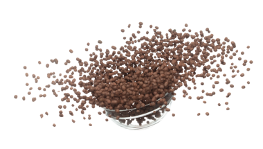 Çamur drenajı minicik top yere dökülüyor, havada patlıyor. Clay Drainage topu yüzen şekil şeklinde sıçrıyor. Beyaz arkaplan yüksek hız deklanşör dondurma hareketini izole etti