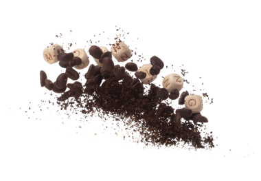 Zengin aroma taze kavrulmuş kahve çekirdekleri, kahve tozu özünü somutlaştıran oyuncak boncuklar 