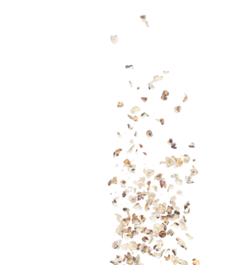 Mor patlamış mısır sineği patlaması, mor atıştırmalık organik mısır patlaması, soyut bulut sineği patlaması. Mor patlamış mısır, organik gıda serpintisi. Beyaz arkaplan izole edildi