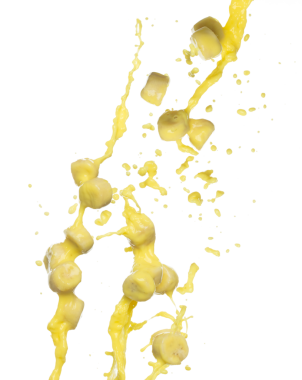 Muz suyu yere düşer, sarı muz dilimlenmiş meyve suyu dalgası patlar. Sarı boya, havayı karıştırıyor. Beyaz arka plan izole edilmiş yüksek hız deklanşörü, dondurma hareketi atıyor