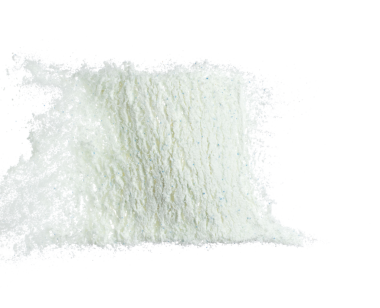 Deterjan tozu havada uçuşuyor. Deterjan tozu havada yüzer. Deterjan tozu mavi sabun patlaması fırladı. Beyaz arkaplan yüksek hız deklanşör dondurma hareketini izole etti