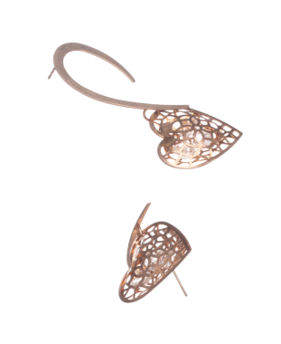 Güzel iş detayları olan altın küpeler değerlidir. Lüks altın küpe moda modası ve havada uçmak. Beyaz arkaplan izole