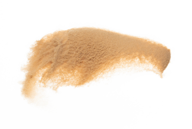 Küçük ölçekli kum patlaması, altın tahıl dalgası patlaması. Soyut bulut sineği. Sarı renkli kum, havaya silis sıçratıyor. Beyaz arka plan izole edilmiş yüksek hızlı deklanşör, dondurucu atış