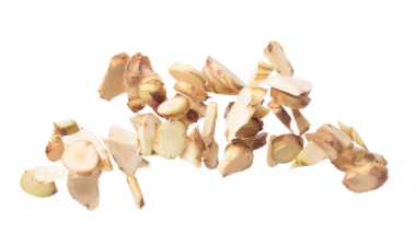 Galangal havada uçuyor, taze sebze baharatı kabuğu düşüyor. Organik taze bitkisel galangal kökü kafa kesimi, kesik kesik doku. Beyaz arkaplan izole edilmiş yüksek hız deklanşörü