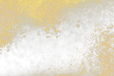 Patlama metalik altın parıltısı. Altın parıltı tozu kıvılcımı kutluyor, bulanık folyo havada patlıyor, sinek altın parıltıları atıyor. Siyah arkaplan izole, seçici odak Görüntü bokeh