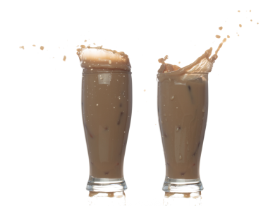 Süt Çayı şekil olarak aşağı dökülüyor. Sütlü buzlu kahve damlaları bardaktan damlalar, çikolatalı kakao patlamaları havada uçuşuyor. Beyaz arkaplan izole edildi, dur hareketi