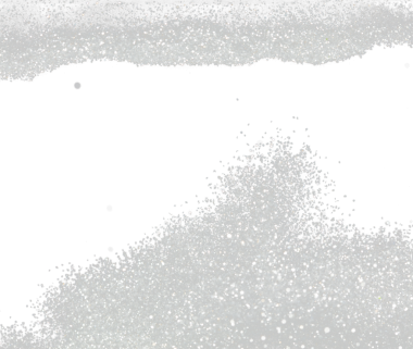 Patlama metalik gümüş parıltı parıltısı. Gümüş rengi parıltı tozu kutlama yapar, bulanık folyo havada patlar, beyaz parıltı parçacığını uçurur. Siyah arkaplan izole, seçici odak Görüntü bokeh