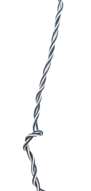 İpli obi Japon geleneksel Komono ekipmanları havada kavisli uçuyor. İpli obi Japon geleneksel Komono kumaşı tören için güzel giysilerdir. Beyaz arkaplan izole