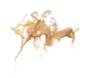 Havada uçuşan elmas kristal sinek. Elmas değerli taş patlaması kuru güneşin altında kum tozu ile uçuyor. Beyaz arkaplan yüksek hız deklanşör dondurma hareketini izole etti