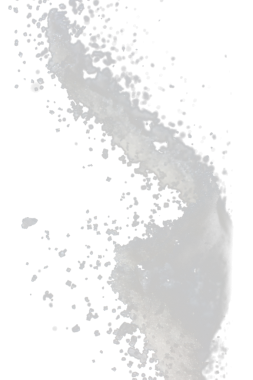 Tuz tozu kaseye dökülür, beyaz tuz kristal aşçı soyut bulut sineği. Yer tuzu havaya sıçrar, yiyecek nesnesi tasarımı. Siyah arkaplan seçici odak bulanıklığı