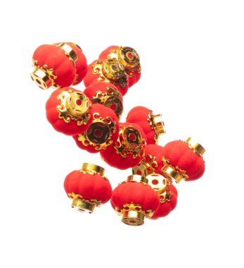 Birçok Kızıl Çin feneri altın element sineğiyle havada süzülür. Birçok Kızıl Çin fener lambası rüzgar darbesi alır ve birçok açıdan görüş gösterir. Çin Yeni Yıl dekoratif ürünleri. Beyaz arkaplan izole