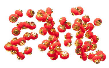 Birçok Kızıl Çin feneri altın element sineğiyle havada süzülür. Birçok Kızıl Çin fener lambası rüzgar darbesi alır ve birçok açıdan görüş gösterir. Çin Yeni Yıl dekoratif ürünleri. Beyaz arkaplan izole