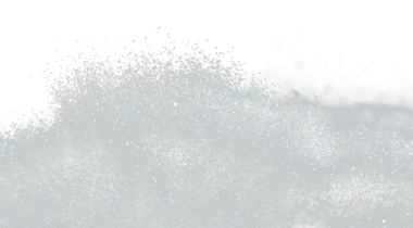 Patlama metalik gümüş parıltı parıltısı. Gümüş rengi parıltı tozu kutlama yapar, bulanık folyo havada patlar, beyaz parıltı parçacığını uçurur. Siyah arkaplan izole, seçici odak Görüntü bokeh