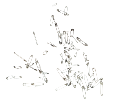 Emniyet iğnesi broşu döküldü, havaya uçtu. Birçok güvenlik iğnesi küçük ölçekli su sıçraması grup halinde yüzer. Beyaz arkaplan yüksek hız deklanşör dondurma hareketini izole etti