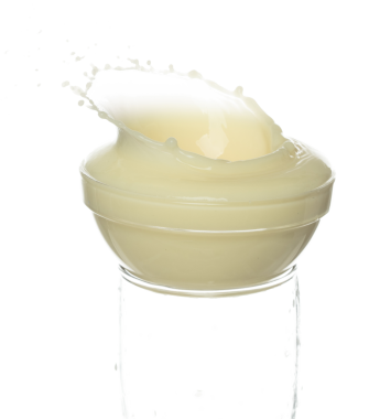 Soya fasulyesi sütü döküldü. Soya sütü ya da kozmetik krem nemlendirici boya rengi olarak cam kaseye sıçramış. Beyaz arkaplan yüksek hız deklanşör dondurma hareketini izole etti