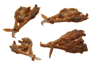 Kızarmış ördek ağzı, bol yağda kızartılmış ördek ağzı sokak yemeği ve abur cubur olarak Asya Tayland yemekleri. Beyaz arkaplan izole