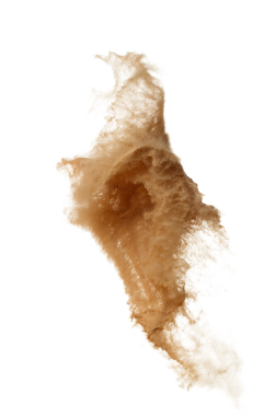 Kum fırtınası çölü etrafında rüzgar esiyor. Şiddetli rüzgarlı altın sarısı kum fırtınası. Etrafında ince kum çemberi, beyaz arkaplan izole edilmiş atık parçacık element nesnesi