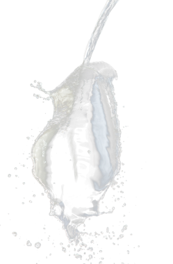 Pantolonun üzerine su dökmek şekil vermek için bir nesne. Damlacıklar ve dalgalar halinde çırpınıyor. Nesnelere su dökmek eğrinin yön değiştirmesine neden olur. Siyah arkaplan izole