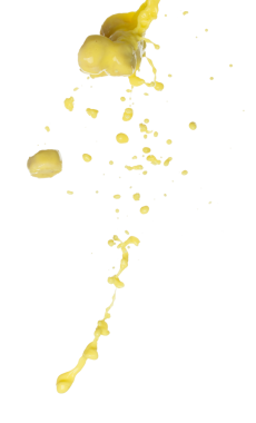 Muz suyu yere düşer, sarı muz dilimlenmiş meyve suyu dalgası patlar. Sarı boya, havayı karıştırıyor. Beyaz arka plan izole edilmiş yüksek hız deklanşörü, dondurma hareketi atıyor